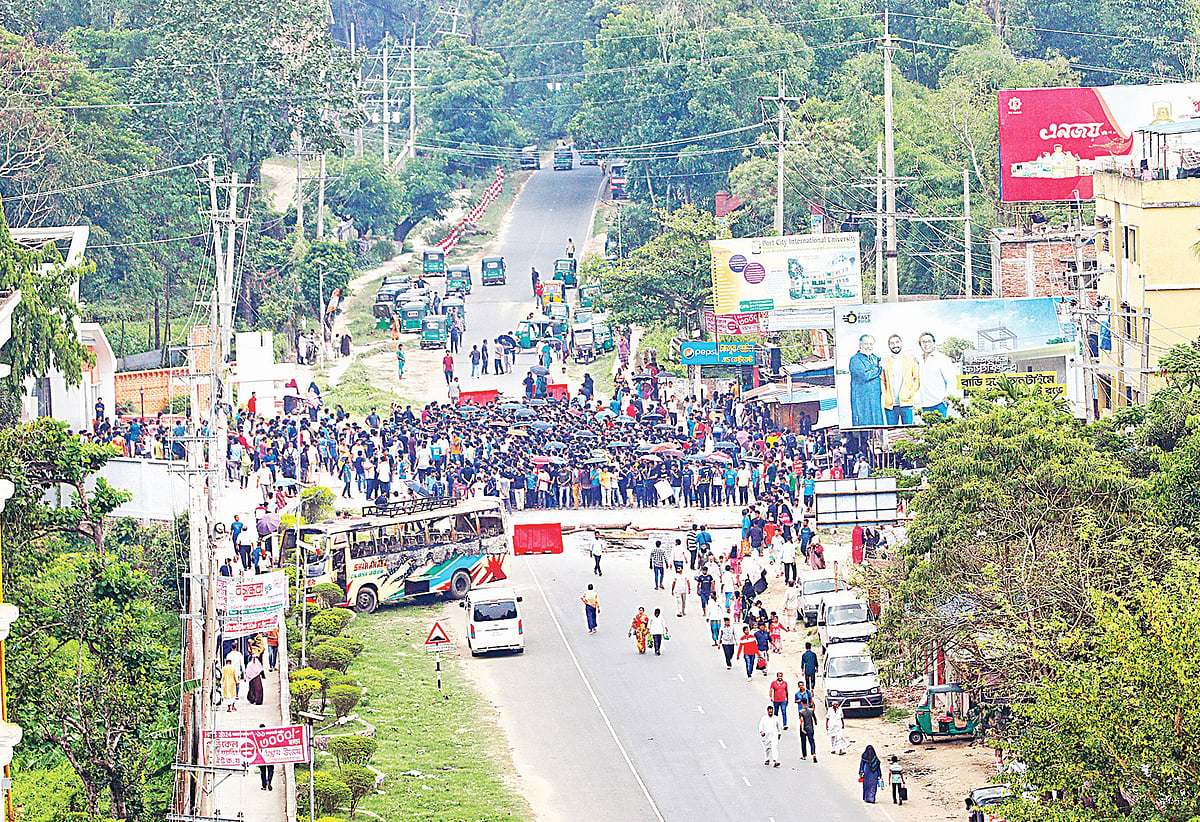 সড়ক দুর্ঘটনায় দুই সহপাঠীর মৃত্যুতে বিক্ষুব্ধ চুয়েটের শিক্ষার্থীরা ক্যাম্পাসের সামনে চট্টগ্রাম-কাপ্তাই সড়কটি সকাল থেকে রাত পর্যন্ত অবরোধ করে রাখেন। এতে দুর্ভোগে পড়েন ওই সড়কে চলাচল করা যাত্রী ও সাধারণ মানুষ। গতকাল বেলা একটায়