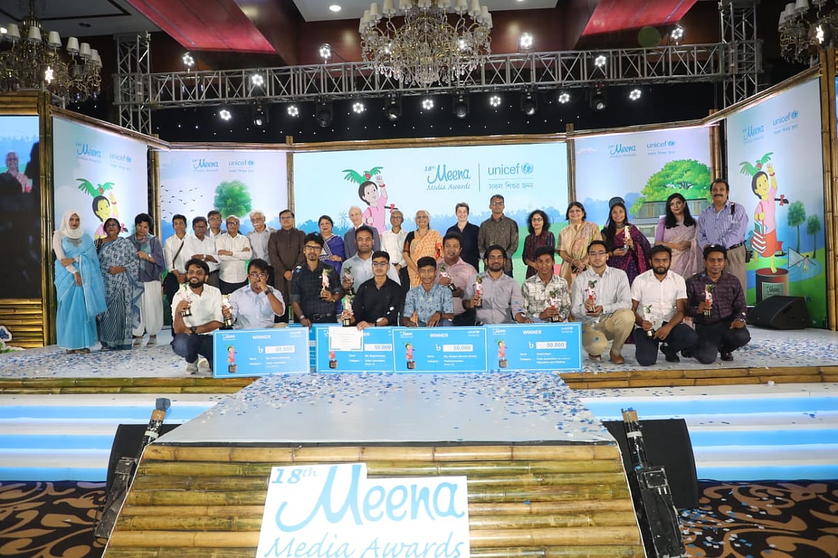 অতিথিদের সঙ্গে ২০২৩ সালের মীনা মিডিয়া অ্যাওয়ার্ড বিজয়ীরা। আজ সোমবার রাজধানীর সোনারগাঁও হোটেলে