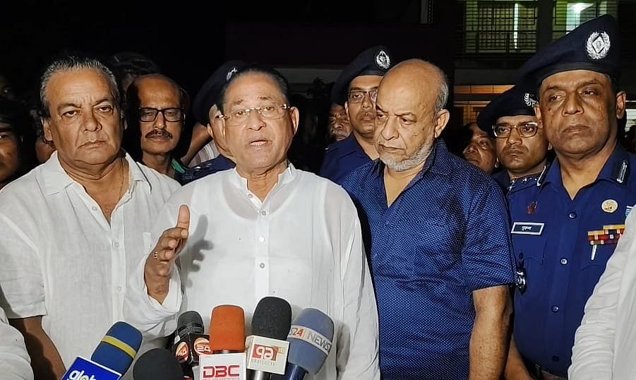 ফরিদপুরের মধুখালী উপজেলার পঞ্চপল্লী এলাকা পরিদর্শনের সময় স্থানীয় ও ক্ষতিগ্রস্ত ব্যক্তিদের সঙ্গে কথা বলেন দুই মন্ত্রী। বুধবার সন্ধ্যায়