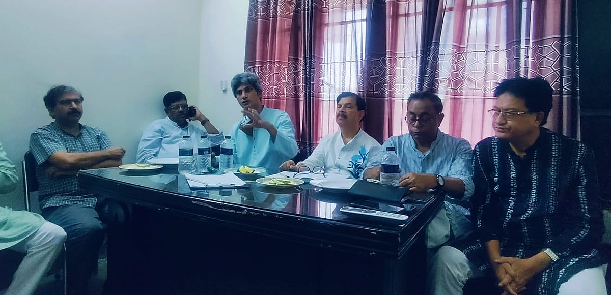 পরিচালনা পর্ষদের সভায় উপজেলা নির্বাচনে প্রার্থীদের জামানত বৃদ্ধির সমালোচনা করেন গণতন্ত্র মঞ্চের নেতারা। ঢাকা, ১৮ এপ্রিল