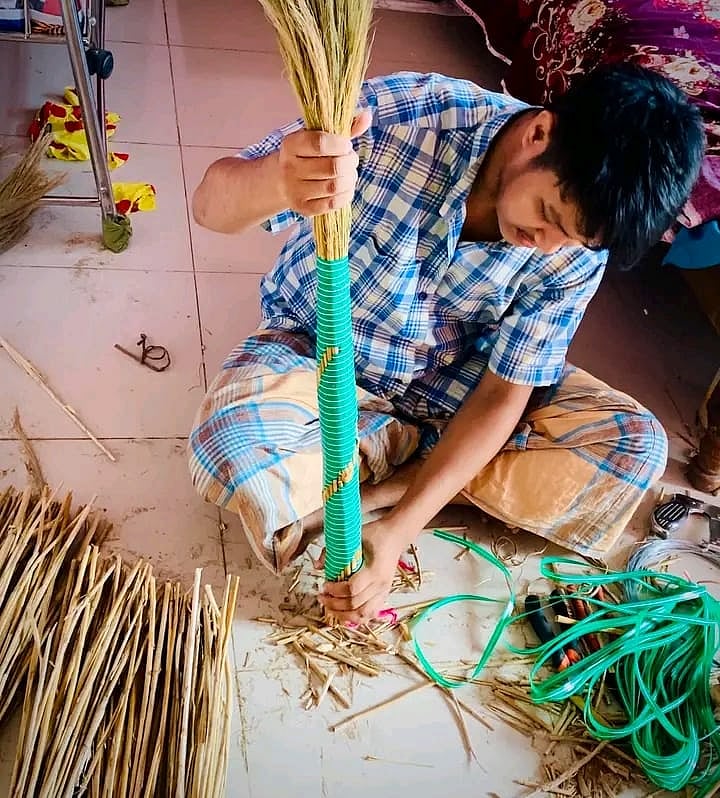 নিজেই ঝাড়ু বানান আল হাসান