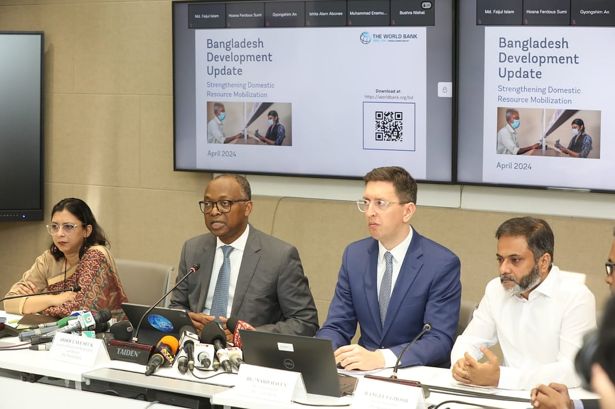 সংবাদ সম্মেলনে বক্তব্য দেন বিশ্ব ব্যাংকের বাংলাদেশ ও ভুটান অঞ্চলের প্রধান আব্দুল্লায়ে সেক।