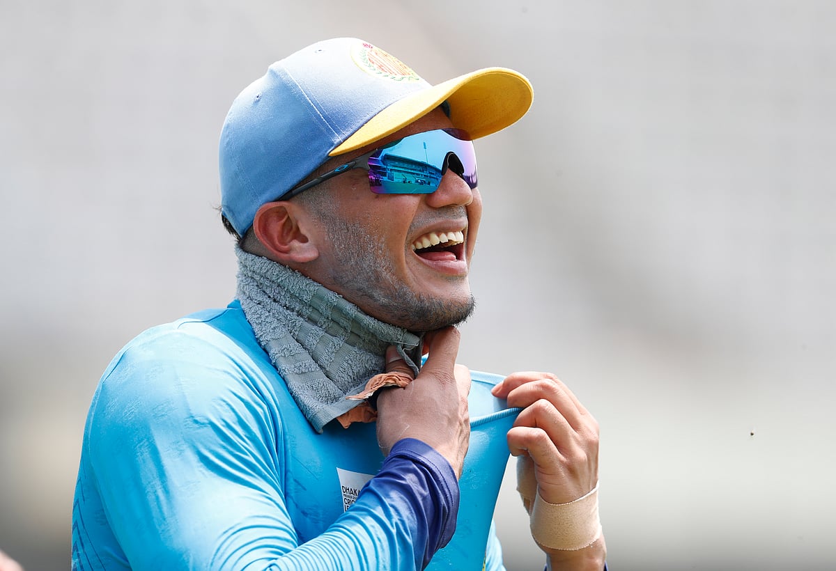 তীব্র গরমে হাঁসফাঁস। মিরপুরে কাল ঢাকা প্রিমিয়ার লিগে আবাহনী-প্রাইম ব্যাংক ম্যাচের রুমাল  ভিজিয়ে একটু স্বস্তির খোঁজে আবাহনীর পেসার তাসকিন আহমেদ