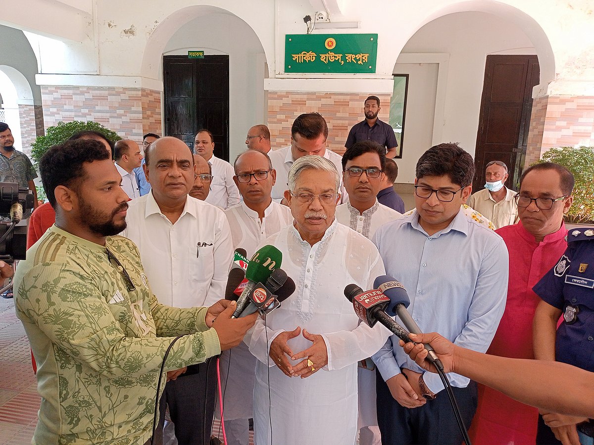 রংপুরে সার্কিট হাউসে আজ সোমবার সকালে সাংবাদিকদের সঙ্গে কথা বলেন ভূমিমন্ত্রী নারায়ণ চন্দ্র চন্দ
