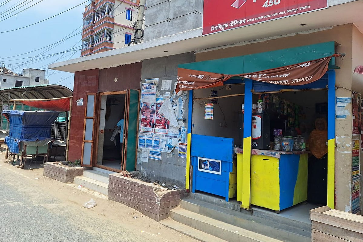 যাত্রীছাউনি ও গণশৌচাগার দখল করে বানানো হয়েছে সেলুন, মুদিদোকান। গত শনিবার দুপুরে ঢাকা-টাঙ্গাইল মহাসড়কে মির্জাপুর উপজেলার ক্যাডেট কলেজ এলাকার বাণিজ্য মার্কেট এলাকায়