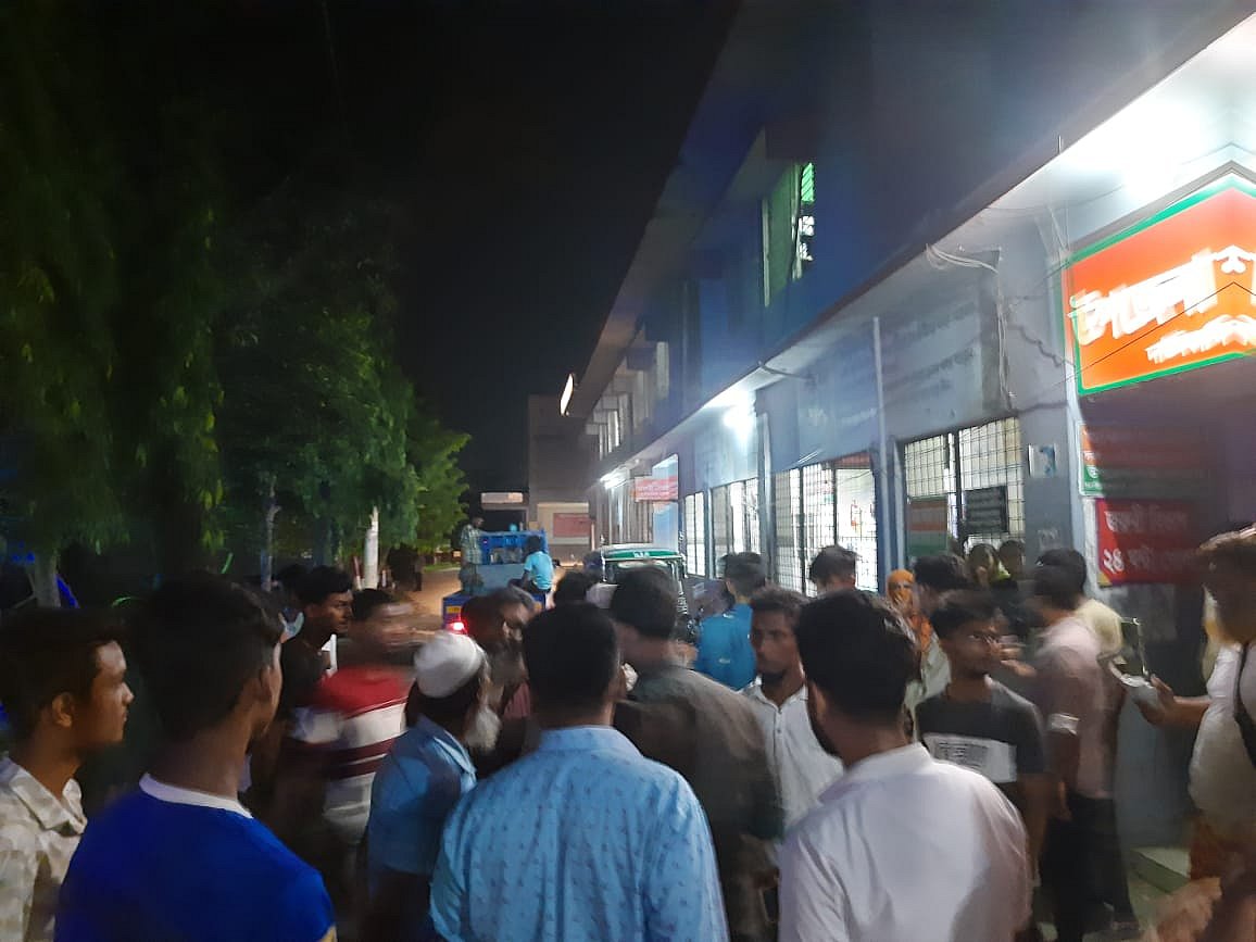 সড়ক দুর্ঘটনায় নিহতদের এক নজর দেখতে দাউদকান্দি উপজেলা স্বাস্থ্য কমপ্লেক্সে উৎসুক জনতার ভিড়