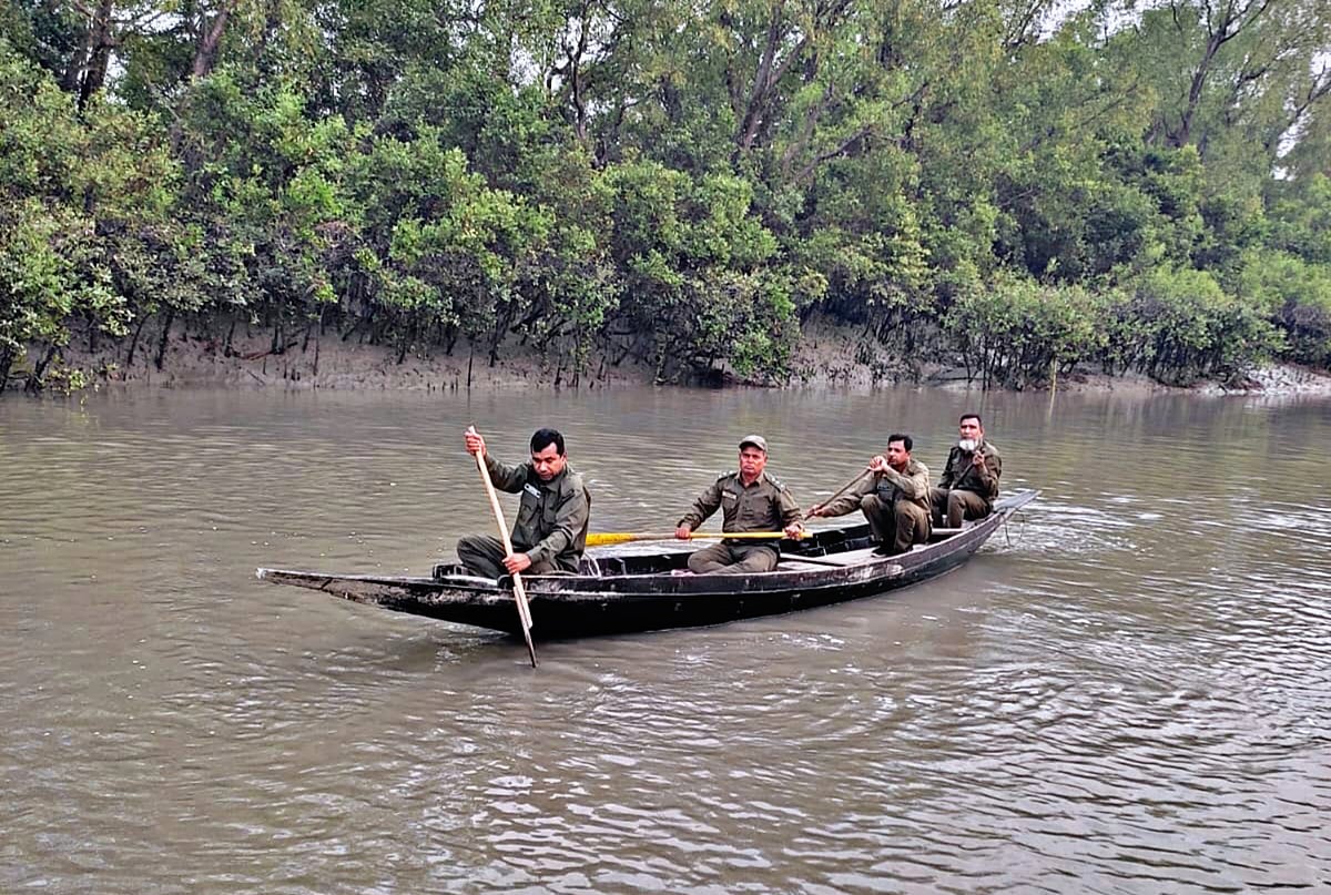 সুন্দরবনের শাকবাড়িয়া নদীতে ঈদের দিন টহলে ব্যস্ত বনরক্ষীরা। বৃহস্পতিবার সকালে