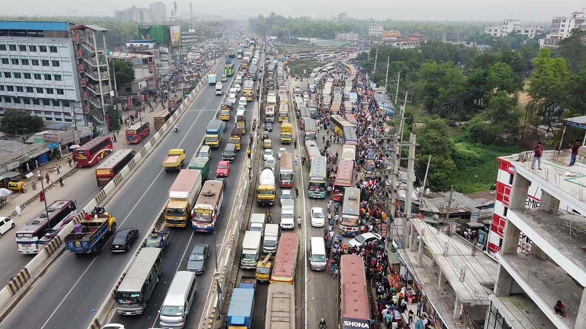 পোশাক কারখানা ছুটির পর আজ সোমবার দুপুর থেকে যানবাহন ও যাত্রীদের চাপ বেড়ে গেছে ব্যাপকভাবে। চন্দ্রাসহ বিভিন্ন এলাকায় থেমে থেমে যানজট দেখা দিচ্ছে। আজ বেলা দেড়টার দিকে চন্দ্রার ত্রিমোড়ে