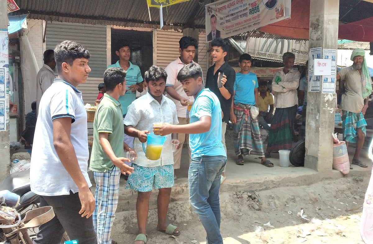 প্রচণ্ড দাবদাহে ক্লান্ত পথচারীদের শরবত পান করায় তারা। গতকাল শনিবার দুপুরে শরীয়তপুরের নড়িয়া উপজেলার ভোজেশ্বর এলাকায়