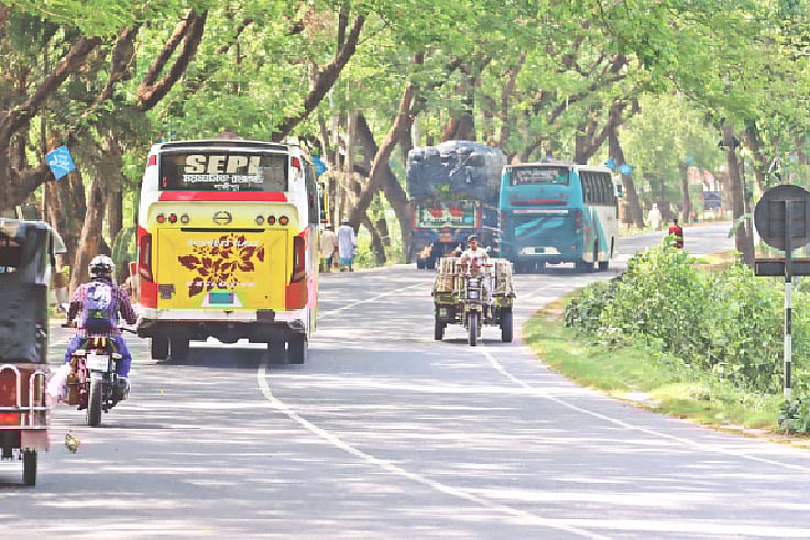 ঢাকা-খুলনা মহাসড়কে অসংখ্য বাঁক থাকায় প্রতিনিয়তই ঘটছে দুর্ঘটনা। শুক্রবার ঢাকা-খুলনা মহাসড়কের ফরিদপুরের মধুখালী উপজেলার কামারখালী এলাকায়