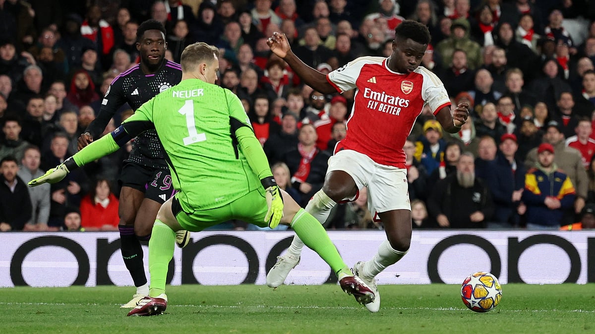 সাকাকে ফেলে দিচ্ছেন বায়ার্ন গোলরক্ষক ম্যানুয়েল নয়্যার