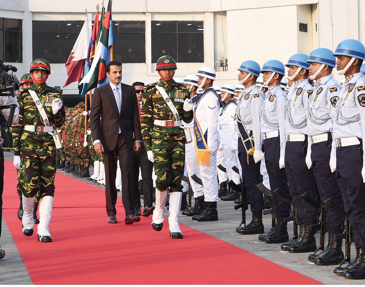 কাতারের আমির শেখ তামিম বিন হামাদ আল থানি হজরত শাহজালাল আন্তর্জাতিক বিমানবন্দরে পৌঁছালে তাঁকে লালগালিচা সংবর্ধনা দেওয়া হয়