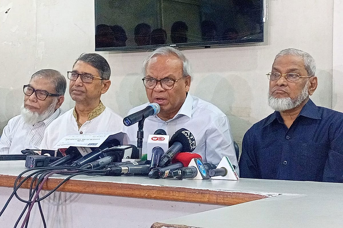 ঢাকায় নয়াপল্টনে আজ এক সংবাদ সম্মেলনে রুহুল কবির বান্দরবানে ব্যাংক ডাকাতি-সশস্ত্র হামলা এবং দেশের সার্বিক রাজনৈতিক পরিস্থিতি নিয়ে বক্তব্য তুলে ধরেন