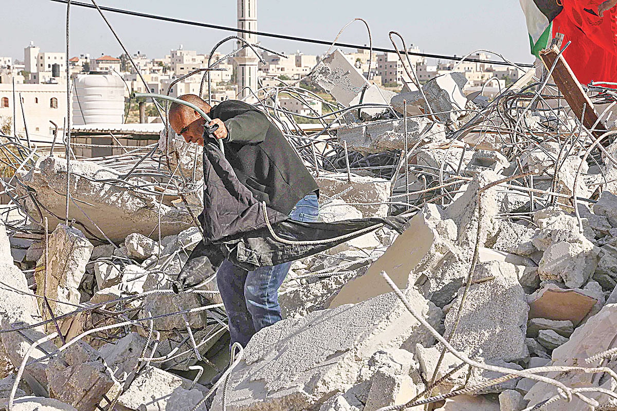 ইসরায়েল একদিকে গাজায় ধ্বংসযজ্ঞ চালাচ্ছে, অন্যদিকে দখল করে নেওয়া পশ্চিম তীরে ফিলিস্তিনিদের বাড়িঘর গুঁড়িয়ে দিচ্ছে