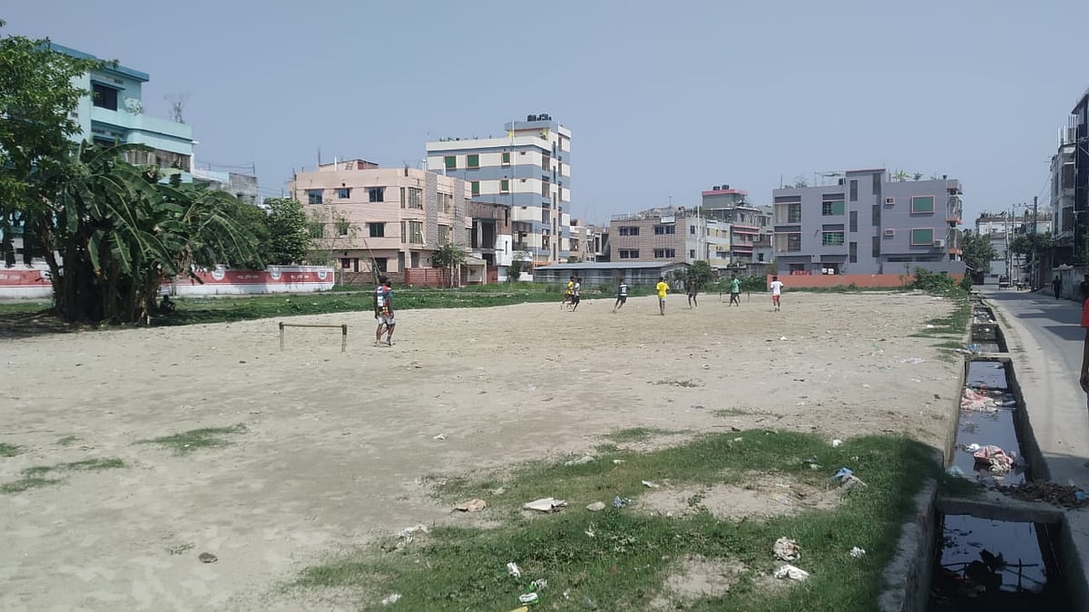 রাজশাহী কোর্ট কলেজের সামনের পুকুর এখন খেলার মাঠ। গত বছরও সেপ্টেম্বরেও পুকুর ছিল। নগরের হড়গ্রাম এলাকায়