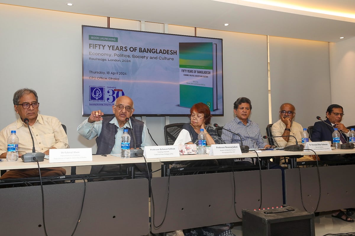 ‘ফিফটি ইয়ার্স অব বাংলাদেশ: ইকোনমি, পলিটিকস, সোসাইটি অ্যান্ড কালচার’ শীর্ষক বইয়ের মোড়ক উন্মোচন অনুষ্ঠানে অতিথিরা। আজ বৃহস্পতিবার রাজধানীর ধানমন্ডিতে সেন্টার ফর পলিসি ডায়ালগের (সিপিডি) কার্যালয়ে
