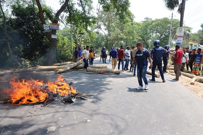 মধুখালীর ঘটনার পর
বিক্ষুব্ধ জনতা সড়ক অবরোধ করলে পুলিশ কাঁদানে গ্যাস ও ফাঁকা গুলি ছুড়ে ছত্রভঙ্গ করে দেয়