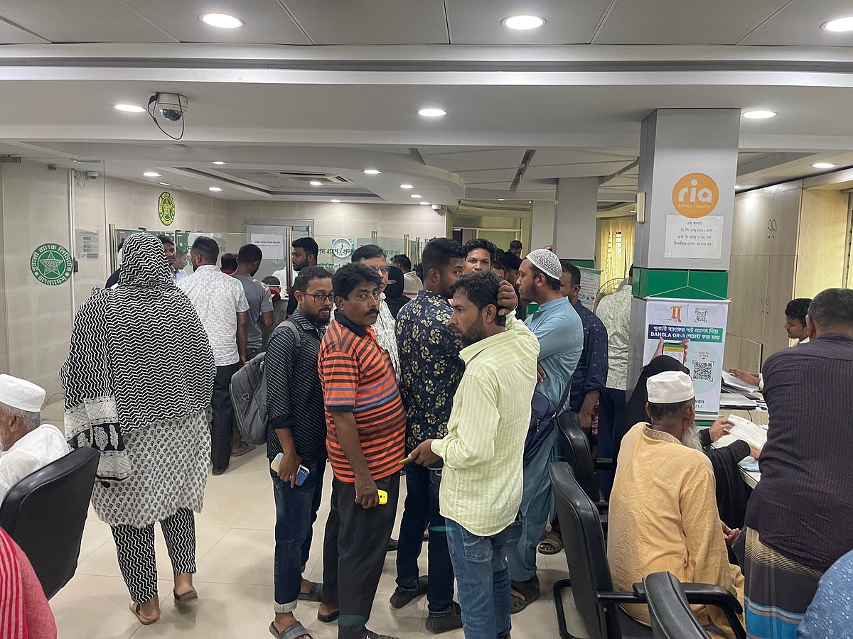 ব্যবস্থাপক টাকা নিয়ে উধাও হওয়ার খবরে অনেক গ্রাহক ব্যাংকে ভিড় করেন। আজ মঙ্গলবার চাঁদপুর শহরের পূবালী ব্যাংক নতুন বাজার শাখায়