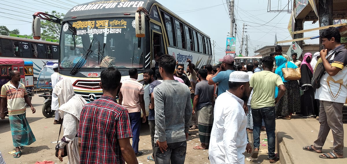 অতিরিক্ত ভাড়া দিয়ে ঢাকা থেকে শরীয়তপুরের আসতে হচ্ছে যাত্রীদের। আজ মঙ্গলবার দুপুর সাড়ে ১২টায় শরীয়তপুর পৌর বাস টার্মিনালে