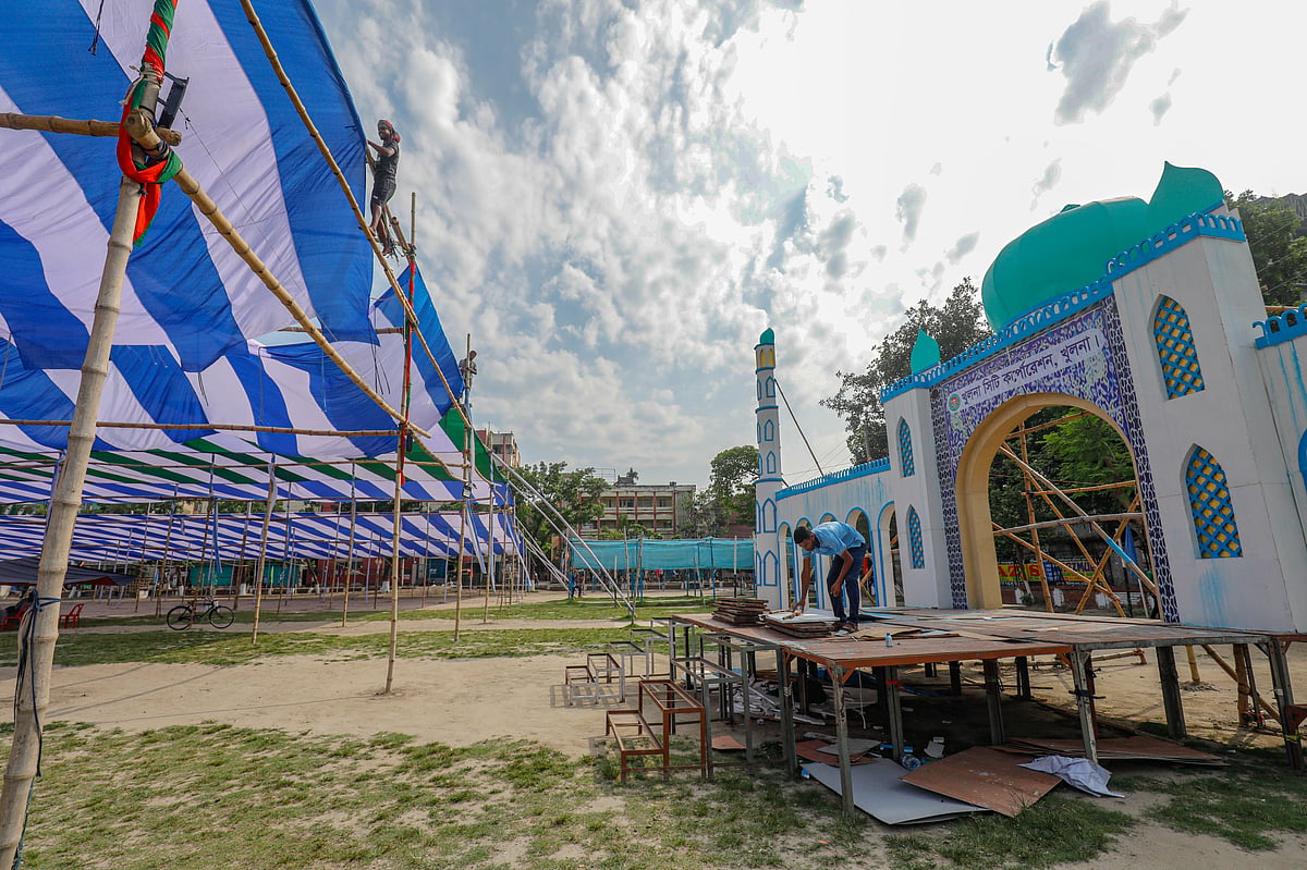 খুলনায় ঈদের প্রধান জামাত অনুষ্ঠিত হবে সার্কিট হাউজ মাঠে। চলছে শেষ প্রস্তুতি। গতকাল মঙ্গলবার দুপুরে