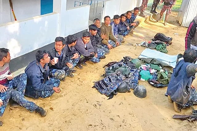আরাকান আর্মির হামলার মুখে ফেব্রুয়ারিতে মিয়ানমার সীমান্তরক্ষী বাহিনীর (বিজিপি) সদস্যরা পালিয়ে বাংলাদেশের ঘুমধুম সীমান্ত ফাঁড়ির ভবনের পাশে আশ্রয় নেন