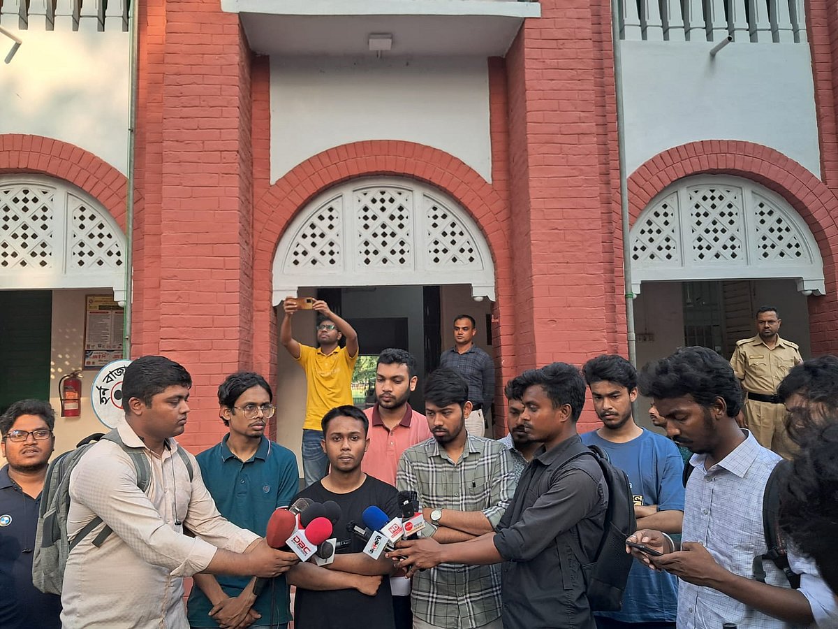 সাংবাদিকদের সঙ্গে কথা বলছেন বুয়েটের কেমিকৌশল বিভাগের ছাত্র আশিকুল আলম। ঢাকা, ৩ এপ্রিল