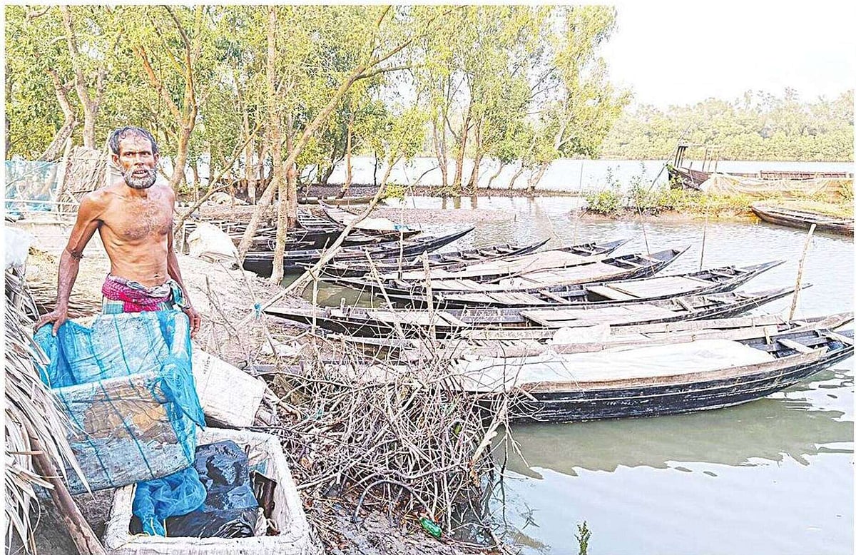 গহিন সুন্দরবনে ডাকাতের কবল থেকে বেঁচে ফেরা জেলে মিজানুর রহমান বলছেন তাঁর ভয়ংকর অভিজ্ঞতার কথা। গত সোমবার খুলনার কয়রা উপজেলার সুন্দরবনসংলগ্ন শাকবাড়িয়া নদীর পাড়ে