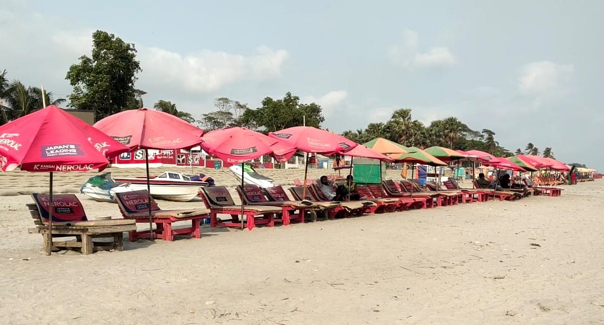 পর্যটকদের জন্য কুয়াকাটা সৈকতে বসানো হয়েছে কিটকট ছাতা ও বেঞ্চ