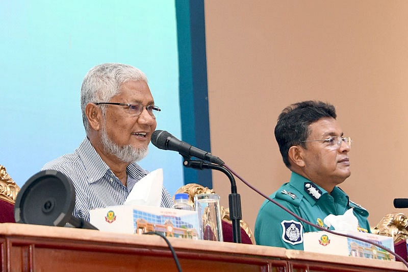 ডিএমপির মাসিক অপরাধ পর্যালোচনা সভায় বক্তব্য দেন ডিএমপির সাবেক কমিশনার আছাদুজ্জামান মিয়া। ঢাকা, ২৮ এপ্রিল