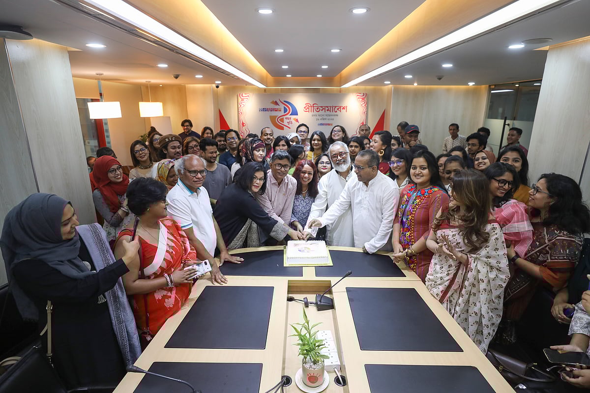 হাল ফ্যাশনের দ্বিতীয় বর্ষপূর্তি অনুষ্ঠানের নানা পর্বের একটি অংশ ছিল কেক কাটা