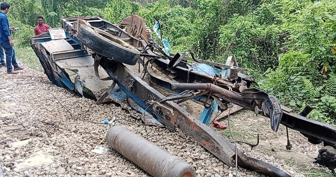 যাত্রীবাহী ট্রেনের সঙ্গে সংঘর্ষে দুমড়েমুচড়ে গেছে বালুবাহী ট্রাকটি। এ সময় ট্রাকটি ঠেলে প্রায় ২০০ মিটার দূরে নিয়ে যায় ট্রেনটি। গতকাল সকালে ফেনীর ছাগলনাইয়া উপজেলার মুহুরীগঞ্জে