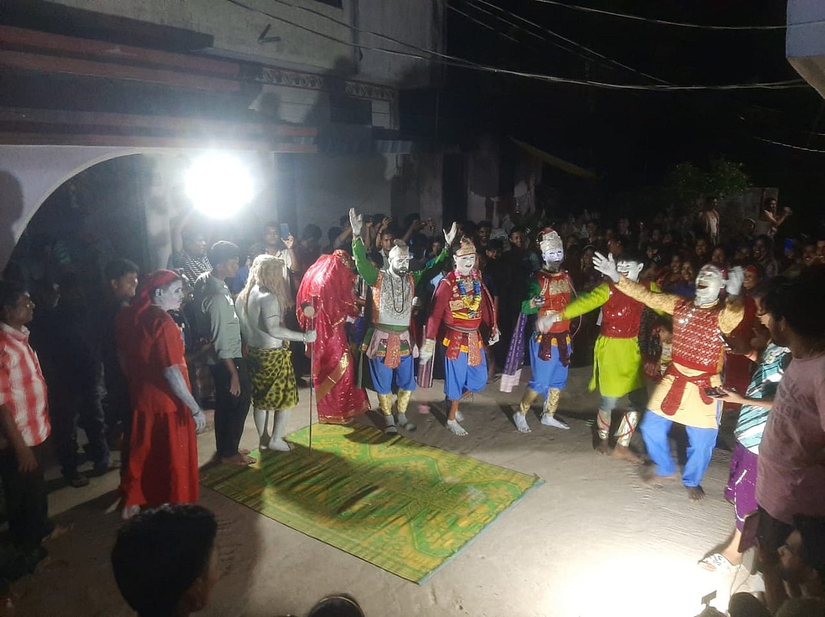 জমজমাট ঢাকি নাটকের একটি বিশেষ মুহূর্ত। সম্প্রতি মিরসরাই উপজেলায়
