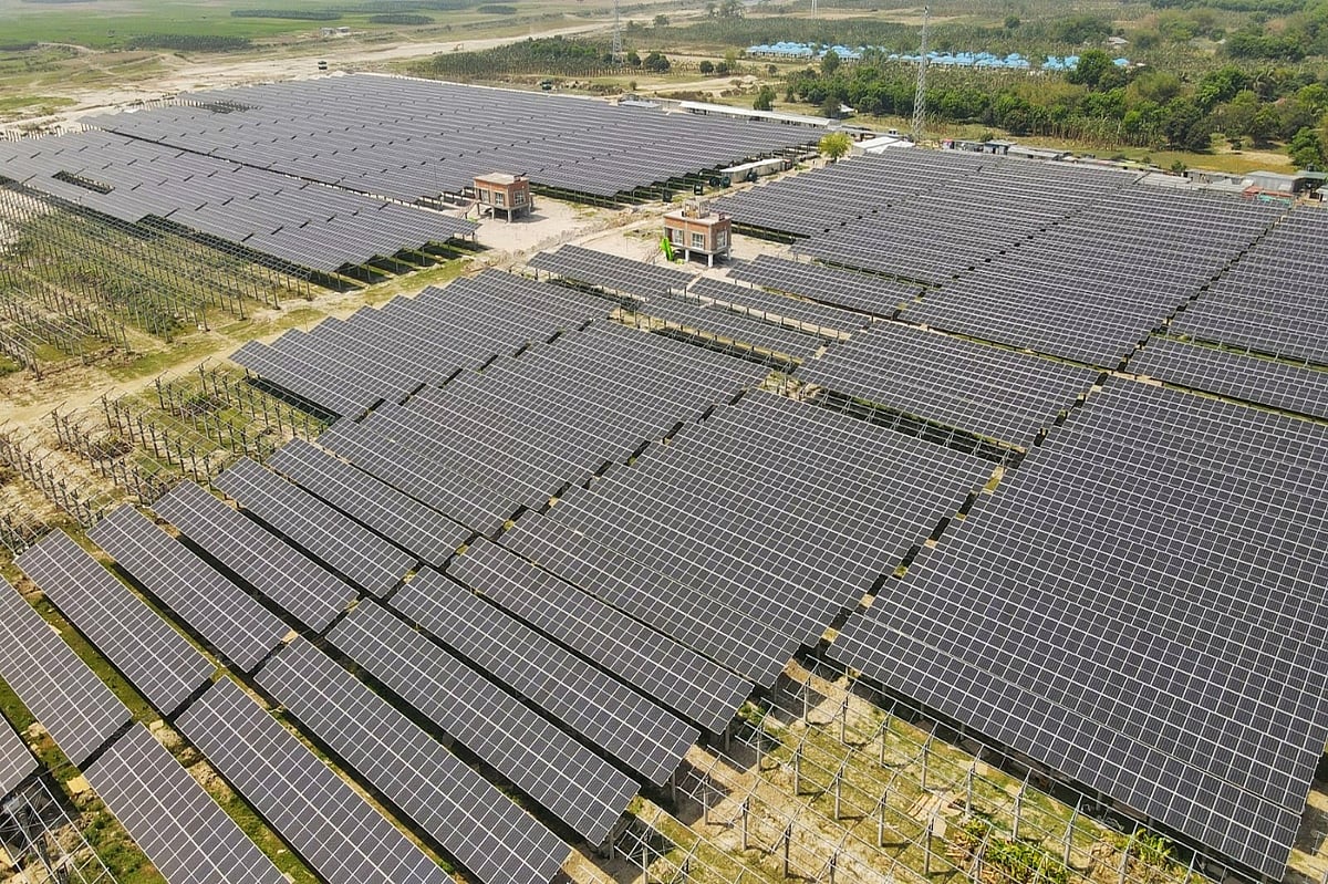 পাবনা সদরের পদ্মা নদীর তীরে নতুন সৌরবিদ্যুৎকেন্দ্রের সোলার প্যানেল বসানোর কাজ চলছে। গতকাল পাবনার হিমাইতপুর ইউনিয়নের চরভবানীপুর এলাকায়