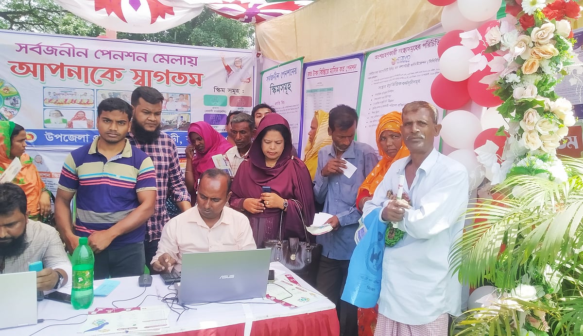 বিভিন্ন স্টলে সর্বজনীন পেনশন কর্মসূচি বিষয়ে খোঁজ নেন দর্শনার্থীরা। আজ শুক্রবার রাজশাহীর হাজি মুহাম্মদ মুহসিন সরকারি উচ্চবিদ্যালয় প্রাঙ্গণে
