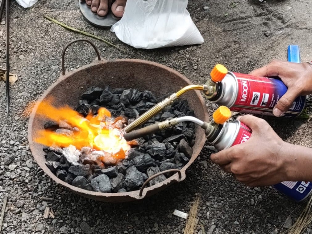 দুবাইফেরত তিন যাত্রীর কাছ থেকে উদ্ধার করা কাপড় পুড়িয়ে পাওয়া যায় সোনা