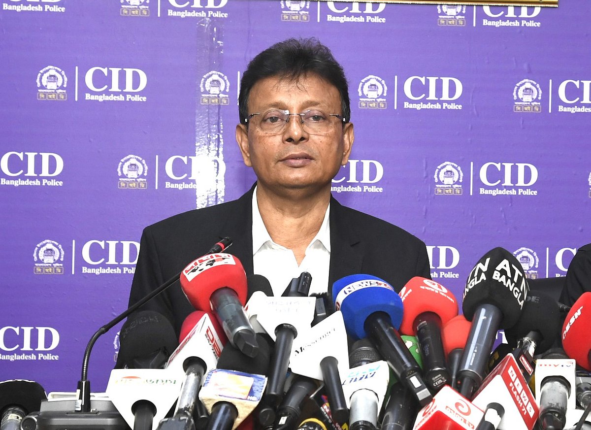 সংবাদ সম্মেলনে বক্তব্য দেন পুলিশের অপরাধ তদন্ত বিভাগের (সিআইডি) প্রধান মোহাম্মদ আলী মিয়া। ঢাকা, ১৭ এপ্রিল
