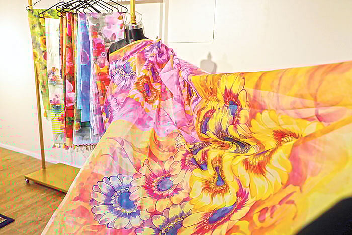 শাড়িতেই হাতের কাজের সৌন্দর্য সবচেয়ে ভালোভাবে ফুটে ওঠে। দেশীয় ব্র্যান্ড বনানীর গো দেশী থেকে