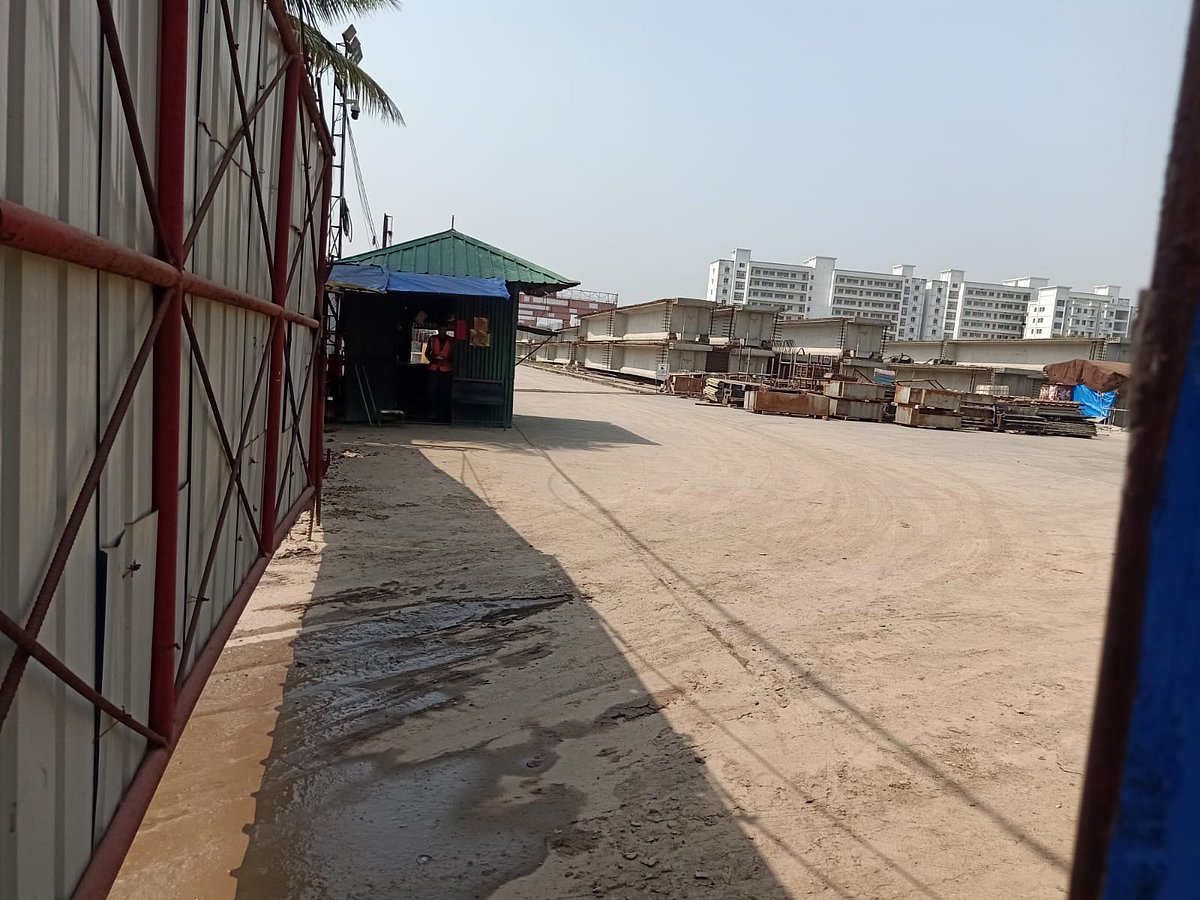 বিমানবন্দরের কাছের কাওলা ইয়ার্ডে গত মঙ্গলবার গিয়ে দেখা যায়, সেখানে কোনো কাজ হচ্ছে না