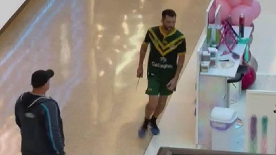 সিডনির শপিং মলে ছুরি হাতে হামলাকারী