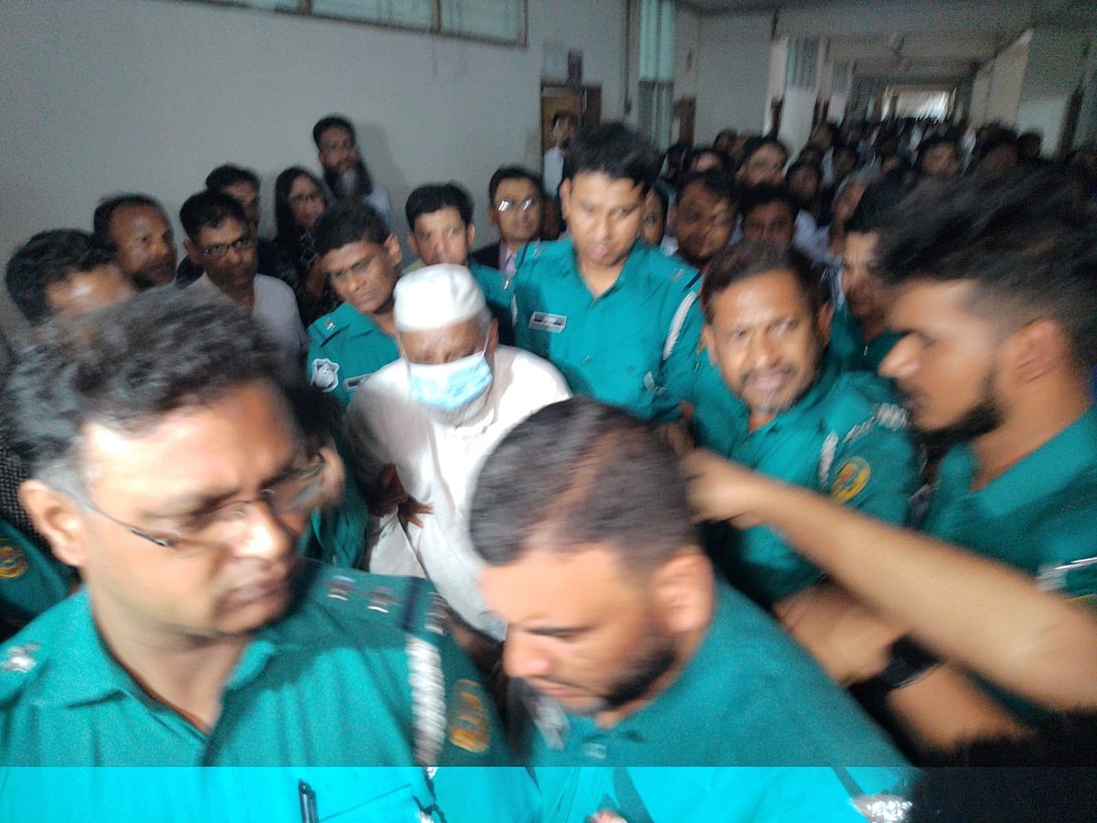 রায় ঘোষণার পর এক আসামিকে নিয়ে যাচ্ছে পুলিশ। আজ দুপুরে চট্টগ্রাম আদালতে