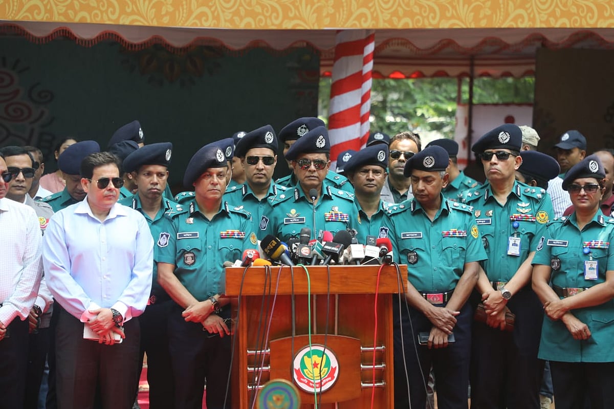 রমনা বটমূলের নিরাপত্তাব্যবস্থা পর্যবেক্ষণ শেষে সাংবাদিকদের সঙ্গে কথা বলছেন ডিএমপি কমিশনার হাবিবুর রহমান