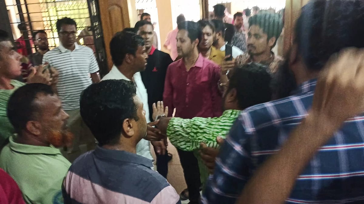 ছাত্রলীগের সাবেক নেতা–কর্মীদের নিয়ে দপ্তরে প্রবেশের সময় শিক্ষক সমিতির নেতারা বাধা দেন। এ সময় উপাচার্য ও নেতা–কর্মীদের সঙ্গে সমিতির নেতাদের ধস্তাধস্তি ও ধাক্কাধাক্কি হয়। রোববার দুপুরে কুমিল্লা বিশ্ববিদ্যালয়ের প্রশাসনিক ভবনে