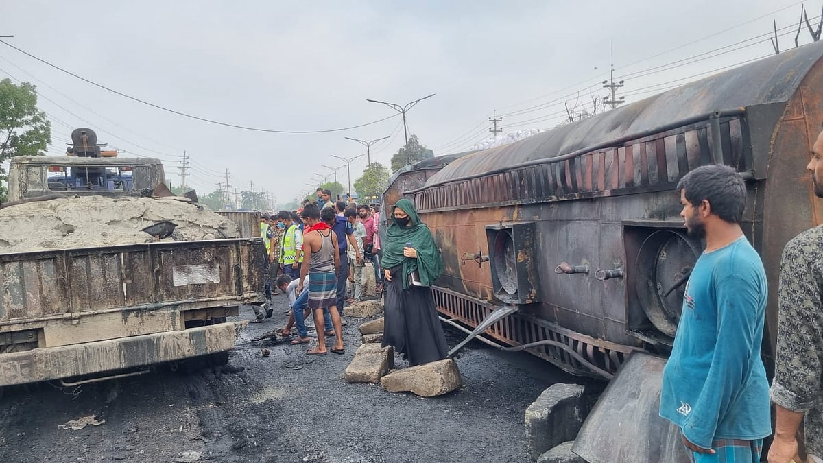 সাভারের জোরপুল এলাকায় ঢাকা-আরিচা মহাসড়কে আজ মঙ্গলবার ভোরে তেলবাহী লরি উল্টে আগুন ধরে যায়