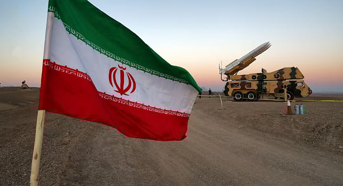 ইরানের আকাশ প্রতিরক্ষাব্যবস্থাকে যুক্ত করে সামরিক মহড়া চলাকালে একটি ক্ষেপণাস্ত্রের পাশে ইরানের পতাকা দেখা যাচ্ছে। ইরান, অক্টোবর ২০২০