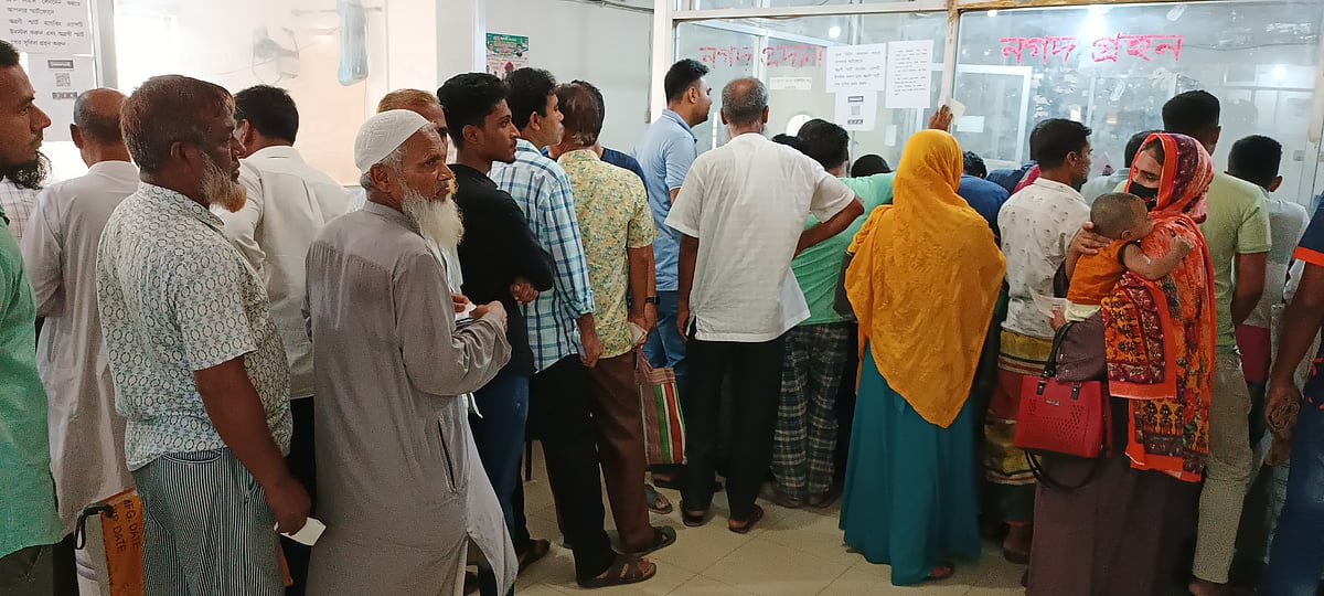 অগ্রণী ব্যাংকের টাকা গরমিলের ঘটনাটি জানাজানির পর গ্রাহকেরা নিজেদের হিসাবের খোঁজ নিতে ব্যাংকে ভিড় করেন। রোববার সকালে কাশিনাথপুর শাখায়
