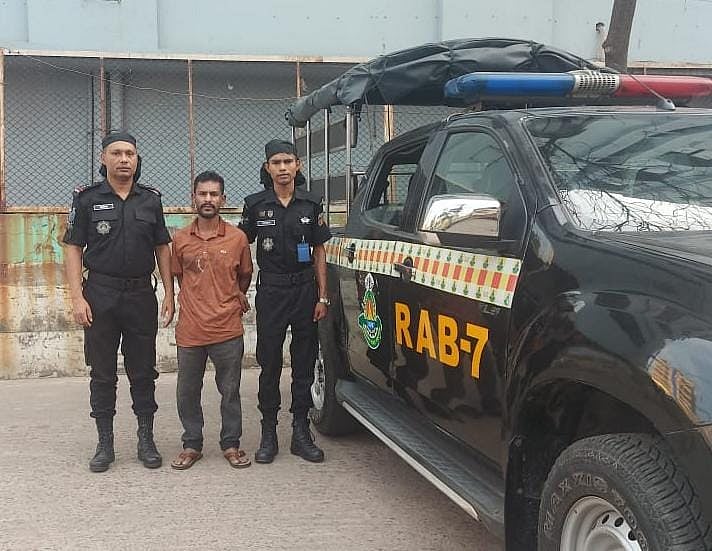 চট্টগ্রামে রেস্তোরাঁকর্মী হত্যা মামলার অন্যতম আসামি কিশোর গ্যাংয়ের নেতা রুবেলকে গ্রেপ্তার করেছে র‌্যাব