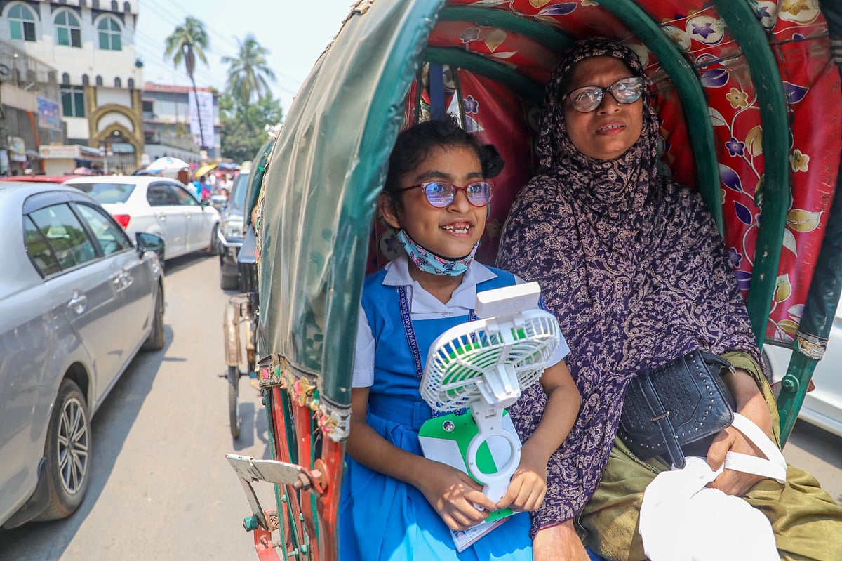 দীর্ঘ ছুটি শেষে আজ রোববার প্রাথমিক থেকে উচ্চমাধ্যমিক স্তরের শিক্ষাপ্রতিষ্ঠানগুলো খুলেছে। ঢাকা, ২৮ এপ্রিল