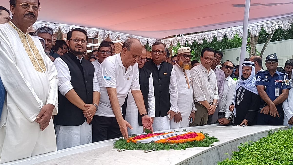 গোপালগঞ্জের টুঙ্গিপাড়ায় আজ শনিবার দুপুরে বঙ্গবন্ধু শেখ মুজিবুর রহমানের সমাধিতে ফুল দিয়ে শ্রদ্ধা জানান স্বাস্থ্যমন্ত্রী ডা. সামন্ত লাল সেন