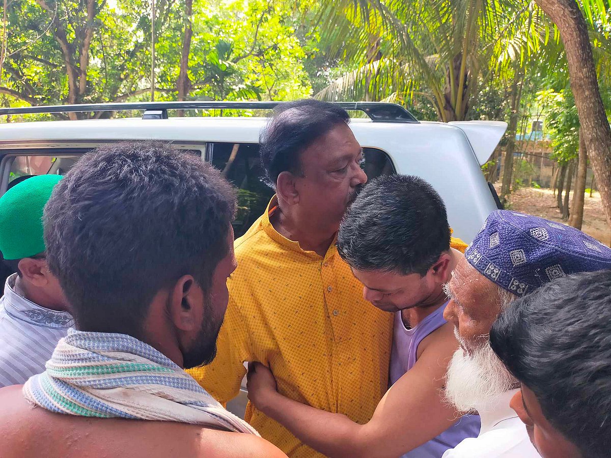 গড়াই নদে ডুবে দুই শিশুর মৃত্যুতে আহাজারি করছেন স্বজনেরা। আজ দুপুরে কুষ্টিয়ার কুমারখালী উপজেলার চাপড়া ইউনিয়নের জয়নাবাদ গ্রামে