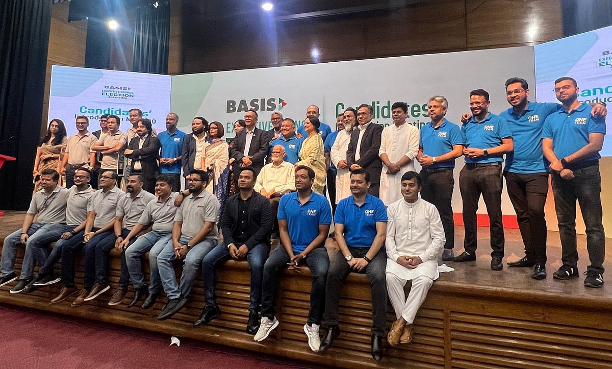 বেসিস নির্বাচনের প্রার্থী পরিচিতি সভায় নির্বাচন বোর্ডের সদস্য প্রার্থীরা। আজ রাতে ঢাকায়